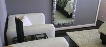 Welcoming beautiful queen size bed & breakfast with AC in vibrant Houston