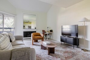 Een televisie en een stereo