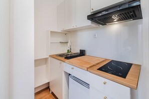 Fridge, microwave, stovetop, cookware/dishes/utensils