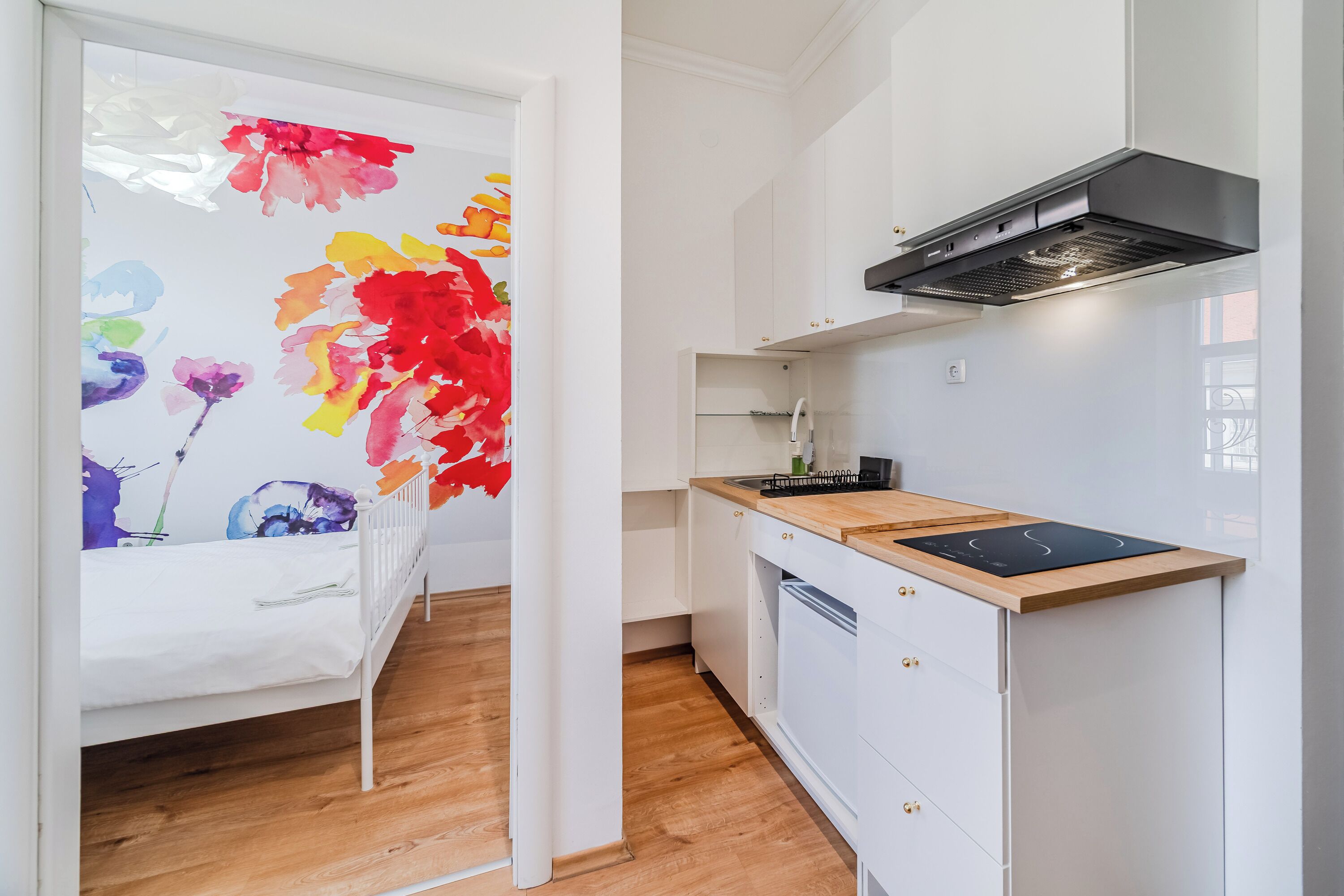 Kylskåp, mikrovågsugn, spishäll och grytor/köksredskap