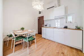 Refrigerador, microondas, placa de cocina, utensilios de cocina