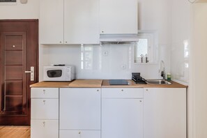 Kühlschrank, Mikrowelle, Herdplatte, Kochgeschirr/Geschirr/Besteck