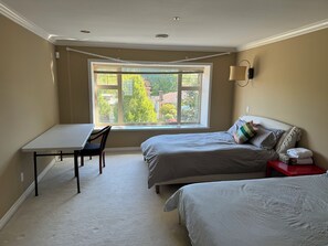 Luxury Quadruple Room | Desk, laptop workspace, blackout drapes, soundproofing - Sunward Coast Westside Homestay (Vancouver)