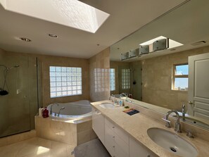Habitación cuádruple de lujo | Escritorio, espacio para trabajar con un portátil, cortinas opacas