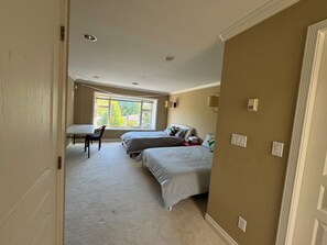 奢華四人房 | 書桌、手提電腦工作空間、遮光窗簾/窗簾、隔音