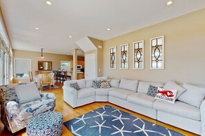 TV, fireplace, DVD player - Bright and beautiful bayfront getaway with water access, WiFi, & washer/dryer (Biddeford)