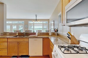 Fridge, microwave, oven, stovetop - Bright and beautiful bayfront getaway with water access, WiFi, & washer/dryer (Biddeford)