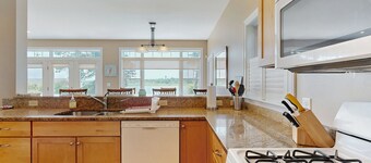 Bright and beautiful bayfront getaway with water access, WiFi, & washer/dryer