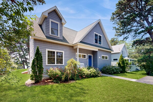 Exterior - Bright and beautiful bayfront getaway with water access, WiFi, & washer/dryer (Biddeford)