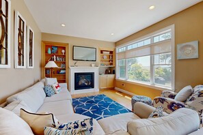 TV, fireplace, DVD player - Bright and beautiful bayfront getaway with water access, WiFi, & washer/dryer (Biddeford)