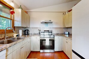 Fridge, oven, stovetop, dishwasher