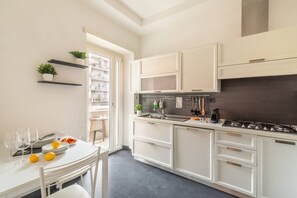 Kühlschrank, Mikrowelle, Ofen, Geschirrspüler