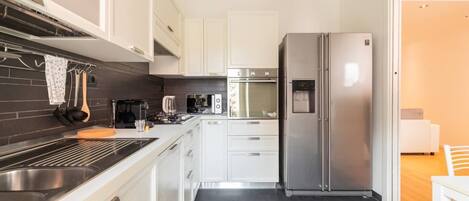 ثلاجة، ميكروويف، فرن، غسالة أطباق