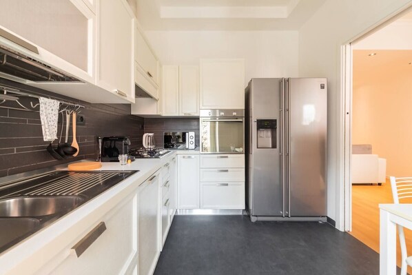 Réfrigérateur, micro-ondes, four, lave-vaisselle