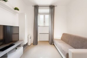 TV - Modern Apartment in the Heart of Rome (Roma)