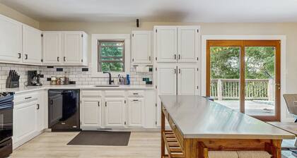 Secluded 3BR house on 7-acers with Mountain and Valley View, and Game room.