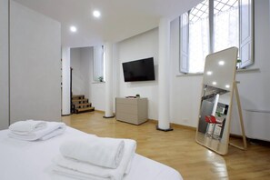 2 bedrooms, desk, iron/ironing board, WiFi