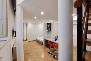 2 bedrooms, desk, iron/ironing board, WiFi - Antique Palazzo · Modern Loft · Trevi Fountain (Roma)