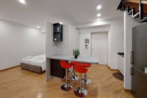 2 bedrooms, desk, iron/ironing board, WiFi - Antique Palazzo · Modern Loft · Trevi Fountain (Roma)