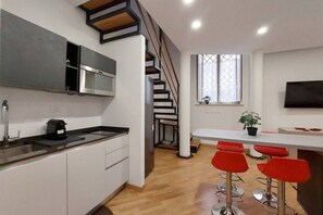 Kühlschrank, Mikrowelle, Geschirrspüler, Toaster