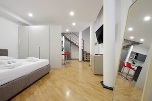 2 bedrooms, desk, iron/ironing board, WiFi