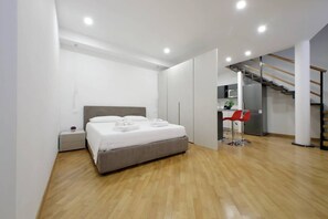 2 bedrooms, desk, iron/ironing board, WiFi