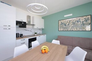 Een koelkast, een magnetron, een oven, een vaatwasser