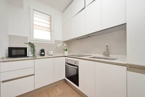 Kühlschrank, Mikrowelle, Ofen, Geschirrspüler