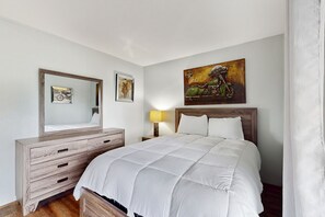 2 bedrooms, internet, bed sheets