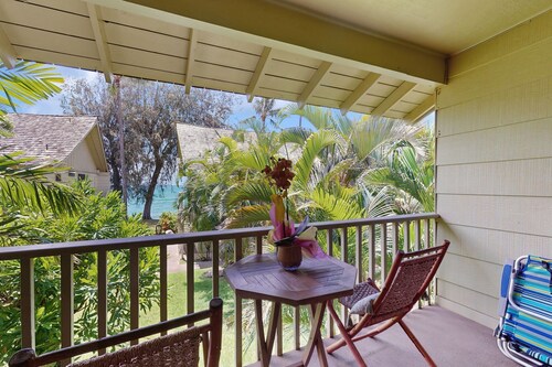 Oceanview Studio with private lanai, outdoor pool, BBQ area & beach access