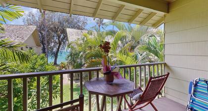 Oceanview Studio with private lanai, outdoor pool, BBQ area & beach access