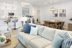 Fernseher, Tischfußball, Bücher