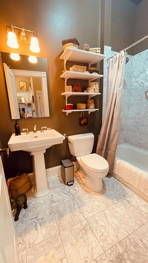 Dusche, Handtücher, Seife, Toilettenpapier