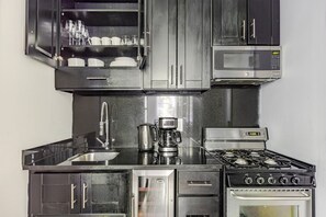 Geladeira, micro-ondas, fogão, cooktop