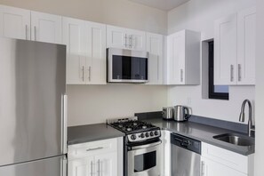 Réfrigérateur, micro-ondes, four, plaque de cuisson