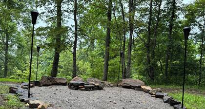 “Ah Private Hideout” with AC and Hot Tub in Buckhannon - 4 beds for a cozy stay