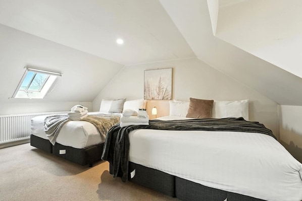 2 bedrooms, iron/ironing board, travel cot, WiFi - Dunn Cottage North Hobart x 6 (North Hobart)