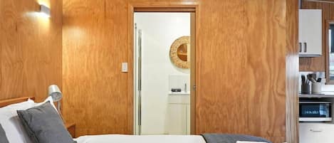 1 habitación, tabla de planchar con plancha, cuna de viaje y wifi