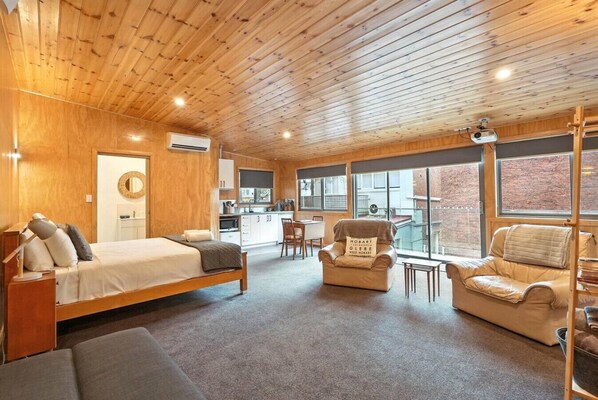 2 bedrooms, iron/ironing board, travel cot, WiFi