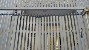 Una reja de metal con barras verticales y un candado.