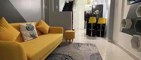 Departamento familiar, 3 habitaciones, balcón, vista a la ciudad | Área de sala de estar | Televisión de pantalla plana de 40 pulgadas con canales premium