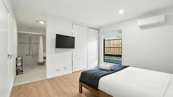 3 slaapkamers, een strijkplank/strijkijzer, reisbedje, wifi