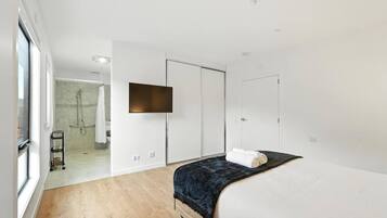 3 bedrooms, iron/ironing board, travel crib, WiFi