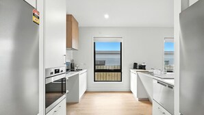 Private kitchen - Modern & Accessible | Old Beach (Old Beach)