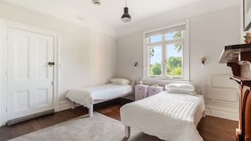 4 dormitoris, escriptori i planxa i posts de planxar