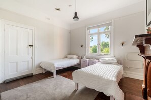 4 chambres, bureau, fer et planche Ă  repasser, lit parapluie