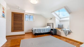 4 bedrooms, desk, iron/ironing board, travel crib