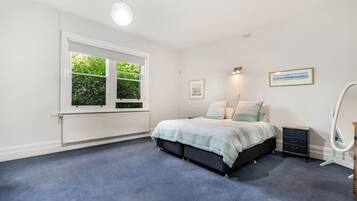 4 dormitorios, escritorio, tabla de planchar con plancha y cuna de viaje