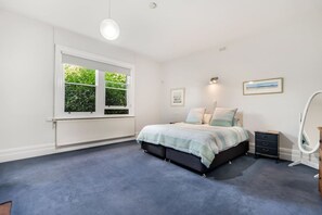 4 habitaciones, escritorio y tabla de planchar con plancha