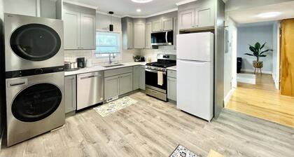 Charming 3-Beds In 2-bedrooms Apartment Near Quincy Adams